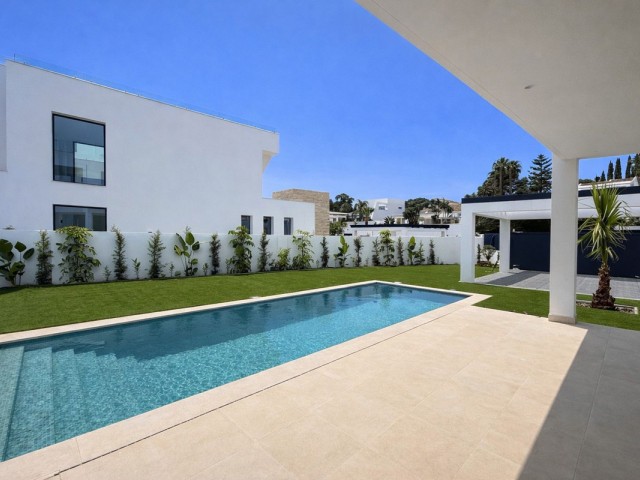 6 Bedrooms Villa in New Golden Mile