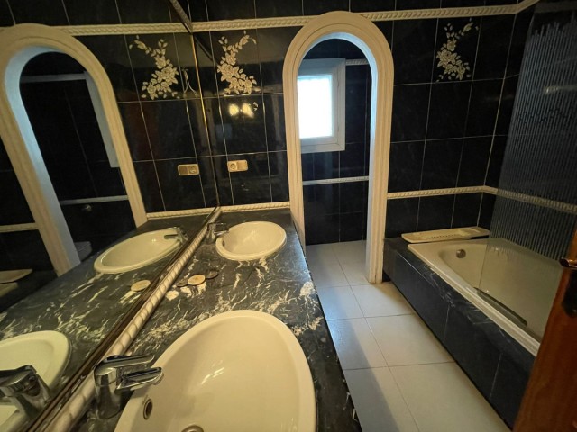 Maison mitoyenne avec 5 Chambres  à Estepona