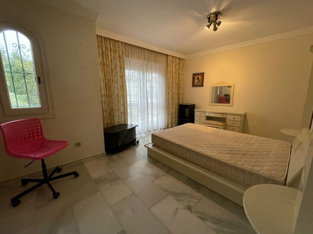 Maison mitoyenne avec 5 Chambres  à Estepona