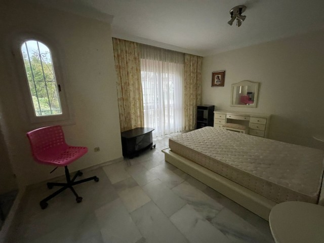 Maison mitoyenne avec 5 Chambres  à Estepona