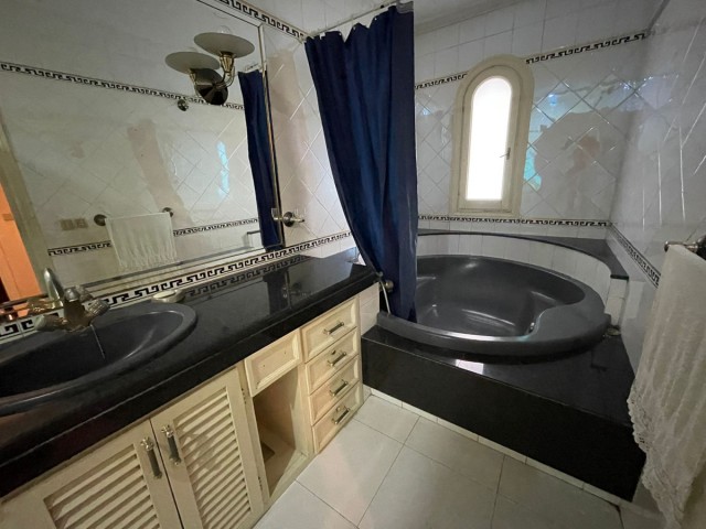 Maison mitoyenne avec 5 Chambres  à Estepona