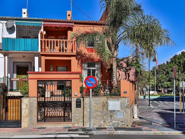 Maison mitoyenne avec 4 Chambres  à Mijas