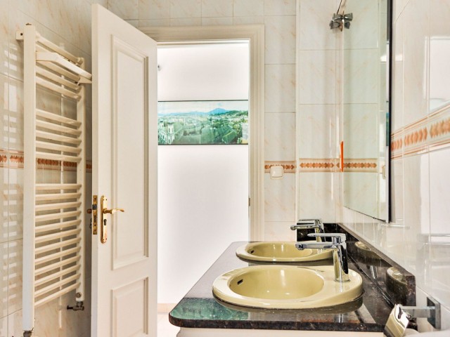 Maison mitoyenne avec 4 Chambres  à Mijas