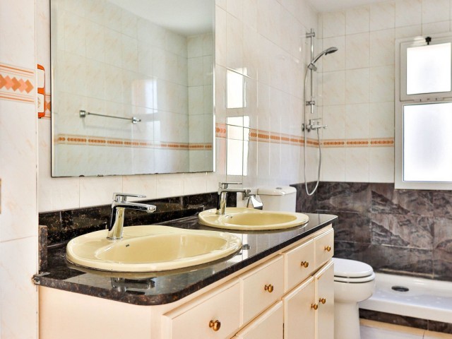 Maison mitoyenne avec 4 Chambres  à Mijas