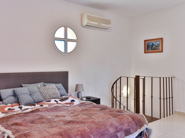 Maison mitoyenne avec 4 Chambres  à Mijas