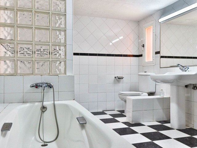 Maison mitoyenne avec 4 Chambres  à Mijas