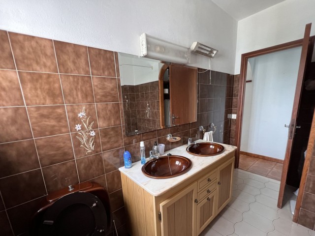 Villa con 5 Dormitorios  en Selwo