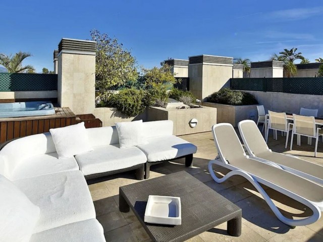 Penthouse avec 2 Chambres  à Puerto Banús
