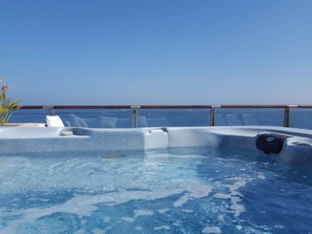 Penthouse avec 2 Chambres  à Puerto Banús