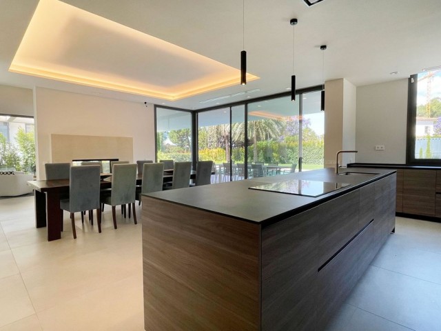 5 Bedrooms Villa in The Golden Mile