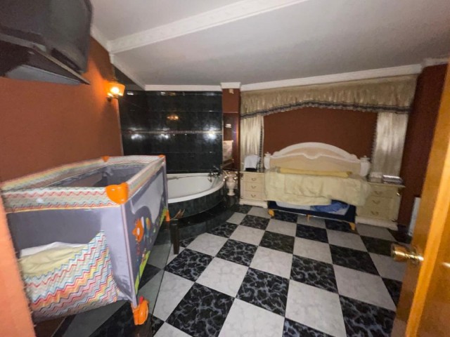 Comercial con 16 Dormitorios  en Alhaurín el Grande