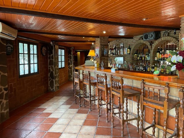 Commercial avec 16 Chambres  à Alhaurín el Grande