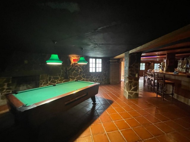 Commercial avec 16 Chambres  à Alhaurín el Grande