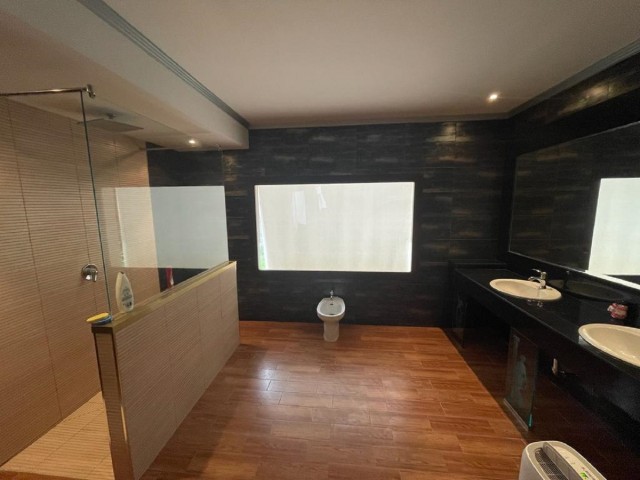 Commercial avec 16 Chambres  à Alhaurín el Grande