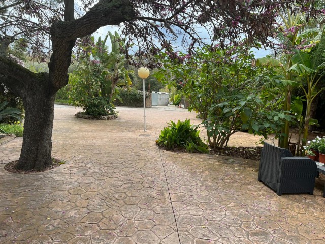 Commercial avec 16 Chambres  à Alhaurín el Grande