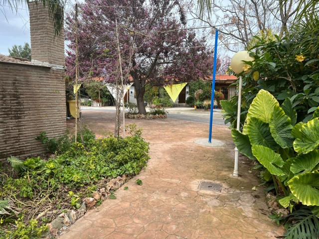 Commercial avec 16 Chambres  à Alhaurín el Grande