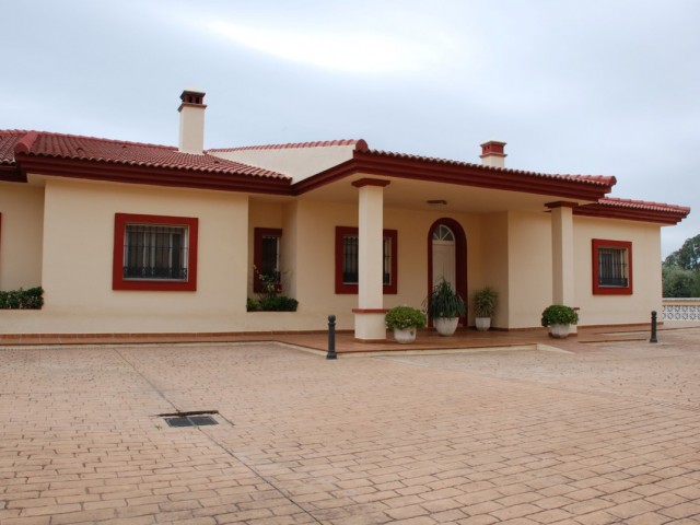 4 Soveroms Villa i Estepona