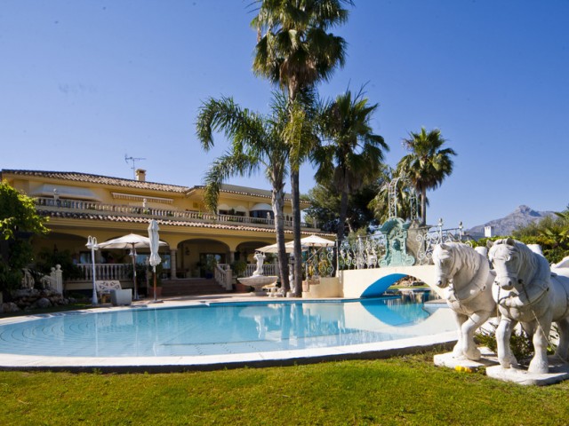 7 Makuuhuoneen Huvila Puerto Banús