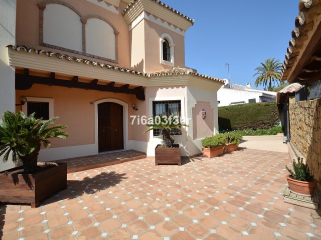 Villa avec 5 Chambres  à Nueva Andalucía