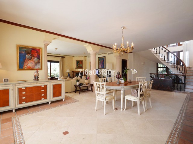 Villa, Nueva Andalucia, R2607917