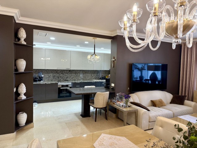 5 Bedrooms Apartment in Benahavís