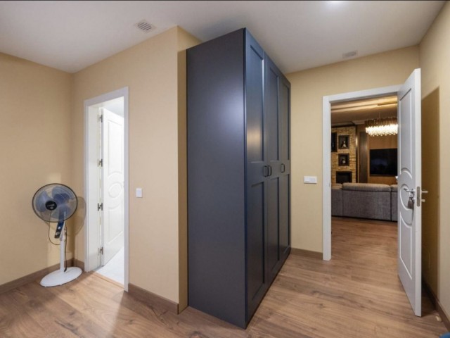 5 Bedrooms Apartment in Benahavís