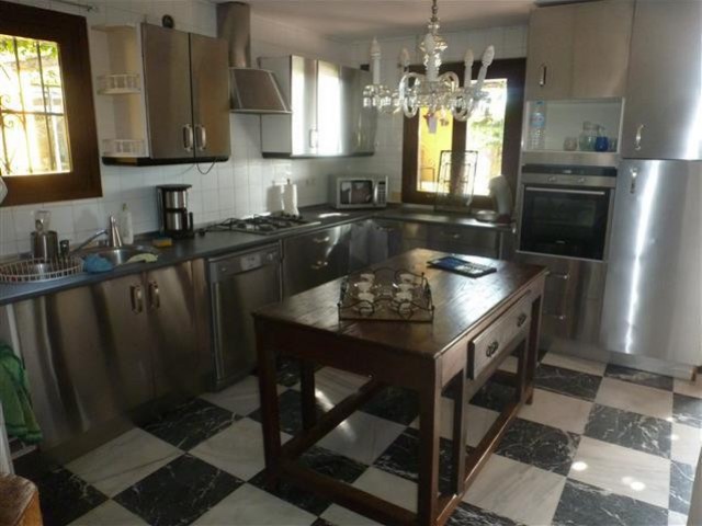 6 Soveroms Villa i Estepona