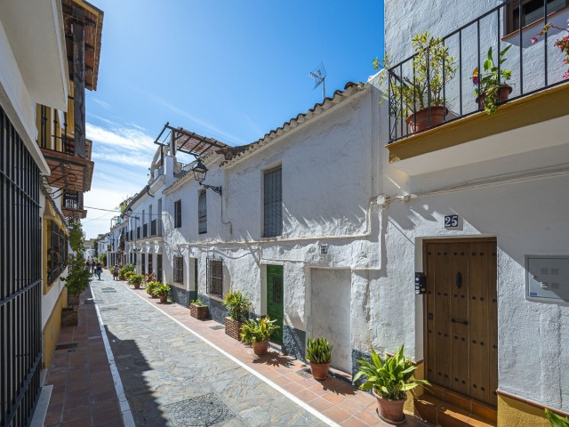 Adosado con 6 Dormitorios  en Marbella