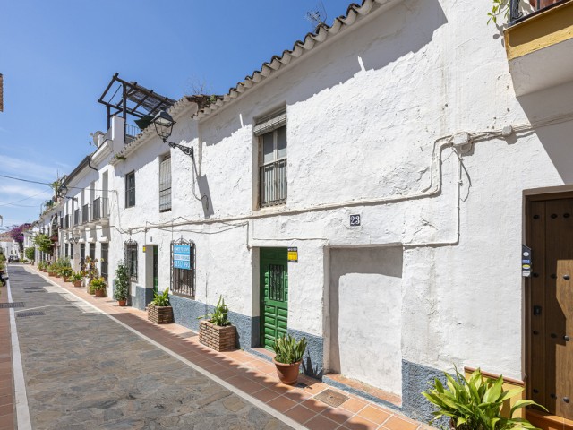Adosado con 6 Dormitorios  en Marbella