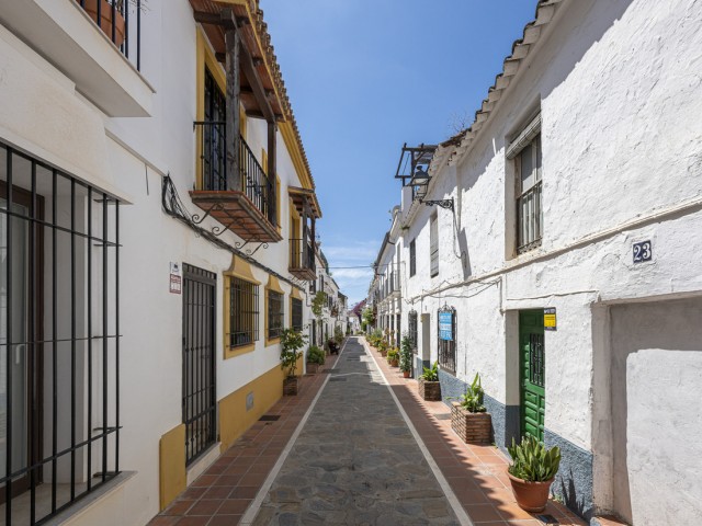 Adosado con 6 Dormitorios  en Marbella