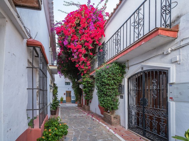 Adosado con 6 Dormitorios  en Marbella
