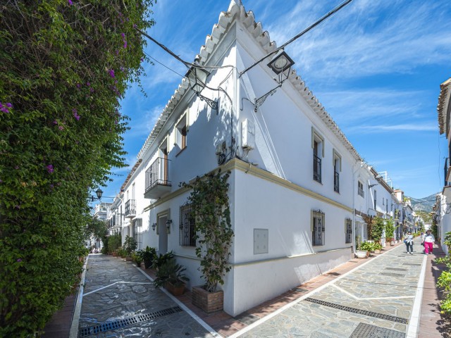 Adosado con 6 Dormitorios  en Marbella