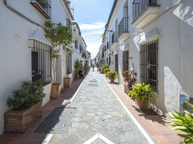 Adosado con 6 Dormitorios  en Marbella