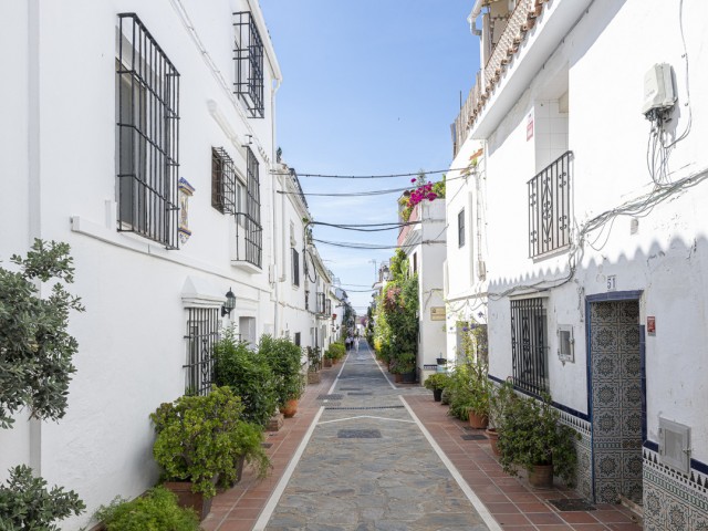 Adosado con 6 Dormitorios  en Marbella