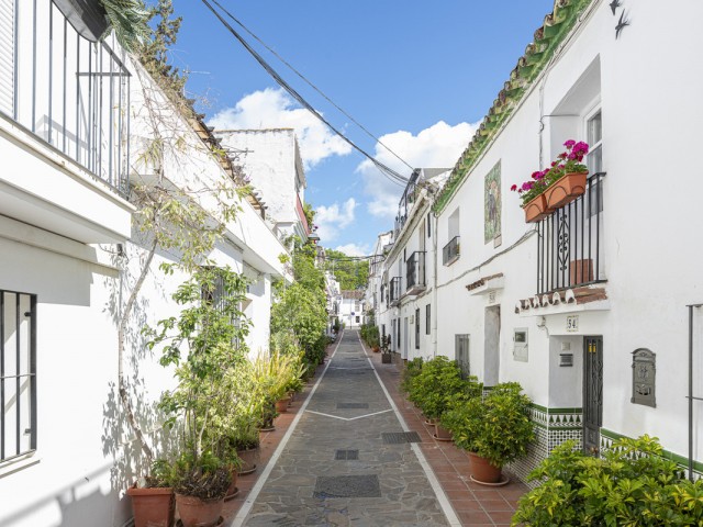 Adosado con 6 Dormitorios  en Marbella