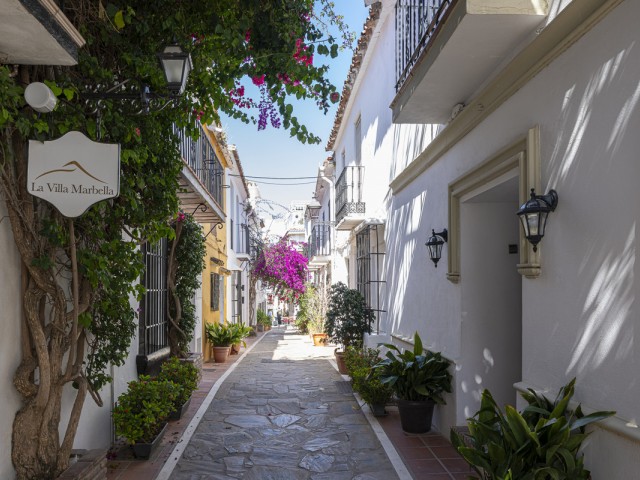 Adosado con 6 Dormitorios  en Marbella