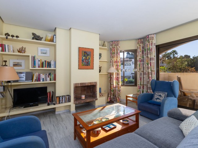 Apartamento con 3 Dormitorios  en Elviria