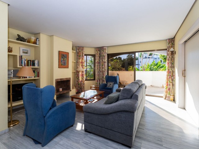 Apartamento con 3 Dormitorios  en Elviria