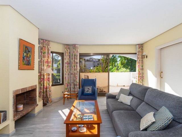 Apartamento con 3 Dormitorios  en Elviria