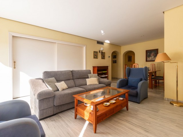 Apartamento con 3 Dormitorios  en Elviria