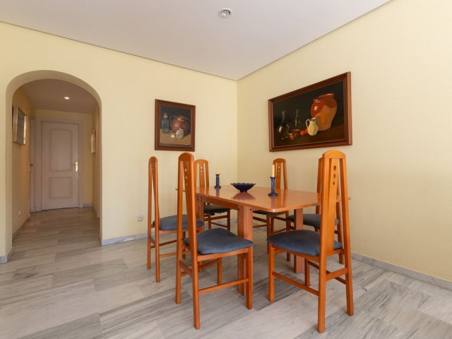 Apartamento con 3 Dormitorios  en Elviria
