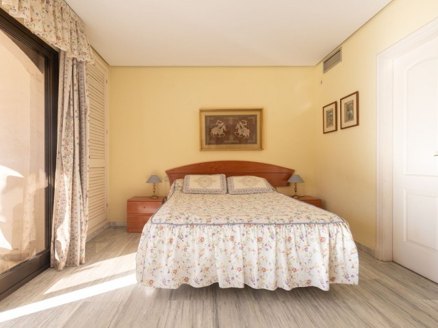 Apartamento con 3 Dormitorios  en Elviria