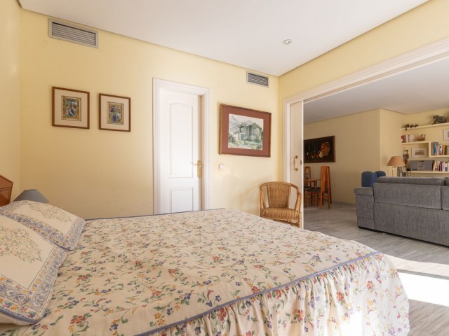 Apartamento con 3 Dormitorios  en Elviria