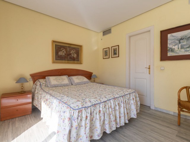 Apartamento con 3 Dormitorios  en Elviria