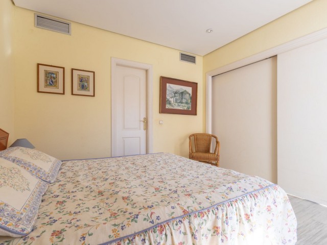 Apartamento con 3 Dormitorios  en Elviria