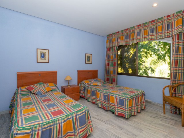 Apartamento con 3 Dormitorios  en Elviria