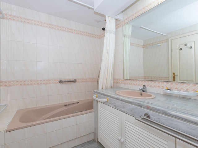 Apartamento con 3 Dormitorios  en Elviria