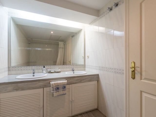Apartamento con 3 Dormitorios  en Elviria