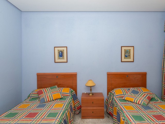 Apartamento con 3 Dormitorios  en Elviria