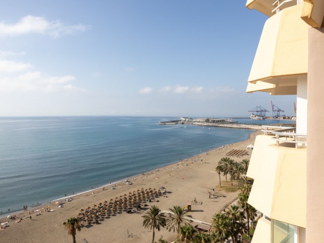 Apartamento con 4 Dormitorios  en Málaga